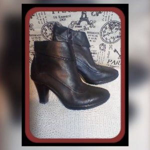 Sofft Black Leather Size 9 Ankle Boots